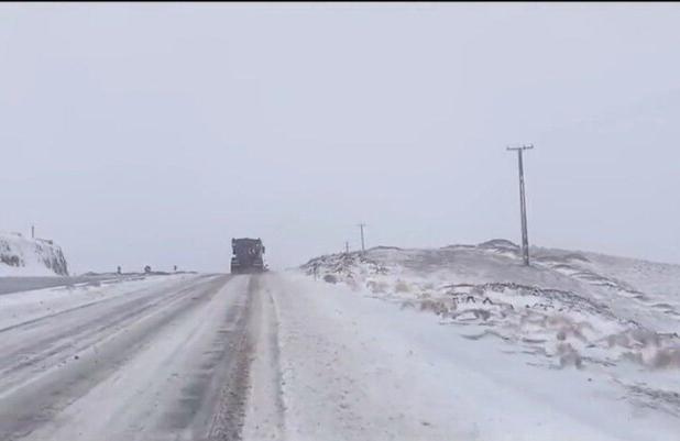 بارش برف ۲ محور شهرستان بوانات را مسدود کرد