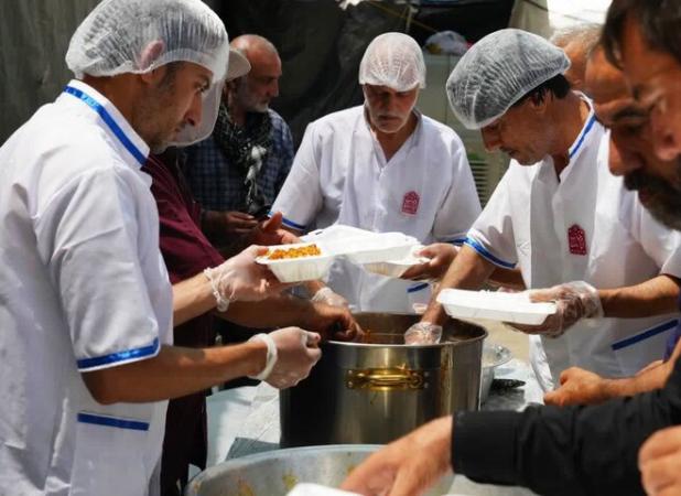 خدمت‌رسانی به زائران اربعین حسینی در نجف اشرف زیر پرچم متبرک حرم رضوی