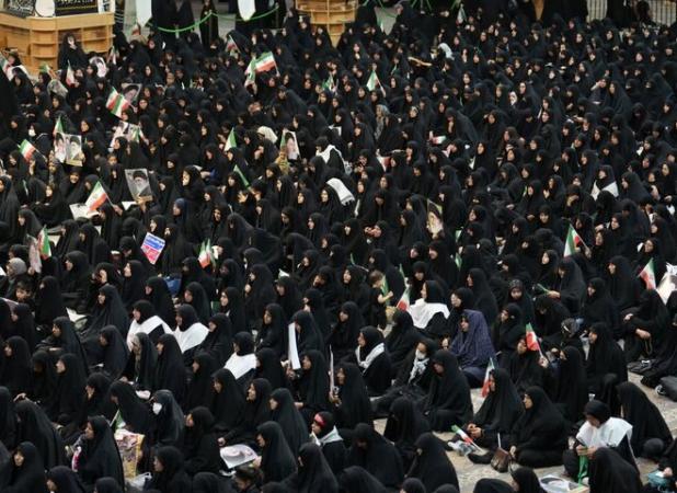 حضور بیش از ۳ هزار بانوی قمی در اجتماع رهروان زینبی