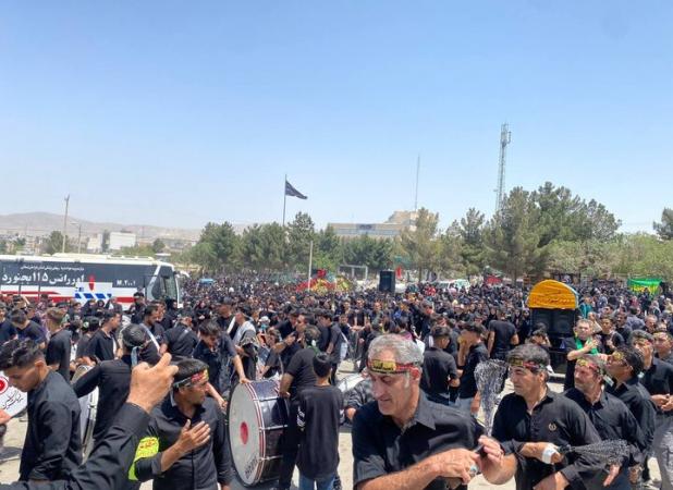 سینه زنی سنتی عزاداری حسینی روز عاشورا در پارس آباد