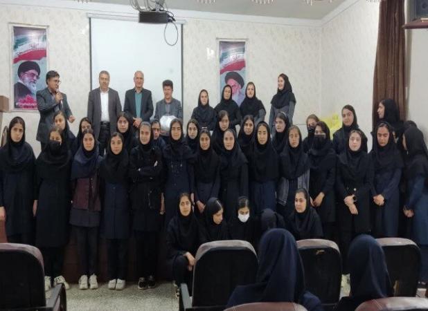 برگزیدگان مسابقات فرهنگی و هنری در دهگلان تجلیل شدند