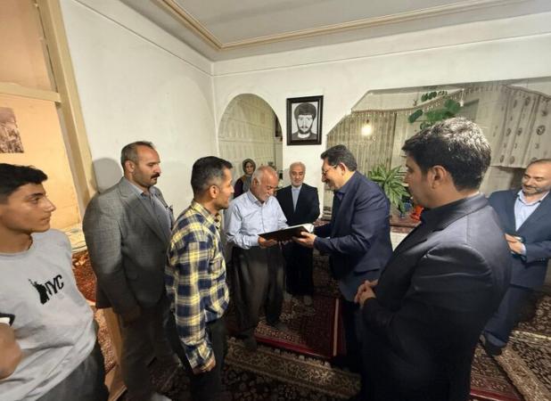 وزیر صمت با خانواده شهیدان «محمد و انور خوشنود» در سنندج دیدار کرد