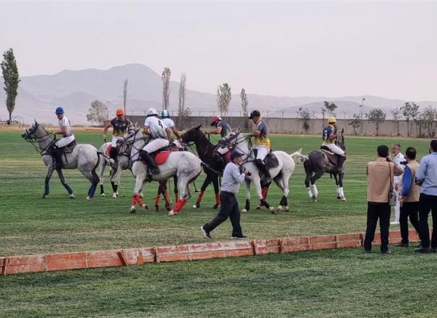 بازی نمادین چوگان در مراسم شب فرهنگ ایرانی