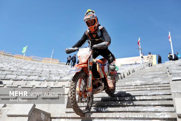 برخورد قاطع با موتورسواران متخلف در خیابان «تختی» بروجرد