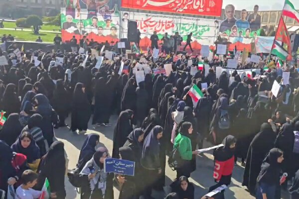 فریاد مرگ بر آمریکا و مرگ بر اسرائیل در میدان نقش جهان