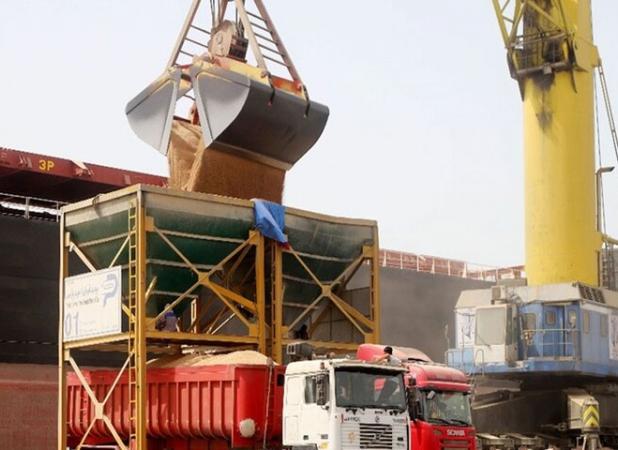 پهلودهی سومین شناور حامل کالای اساسی در بندرشهید رجایی