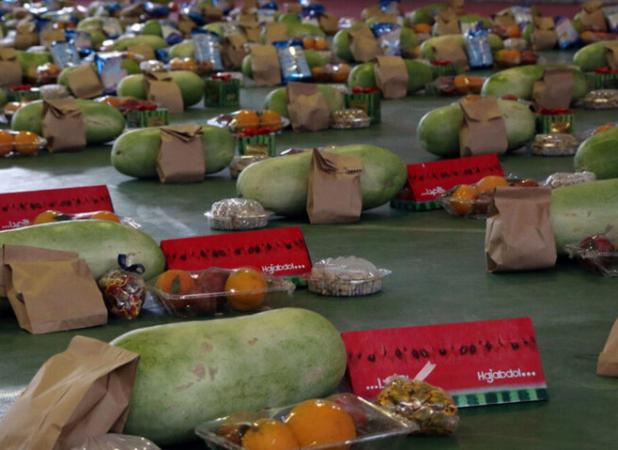 اهدای بسته‌های یلدایی به خانواده های ایتام در جزیره قشم