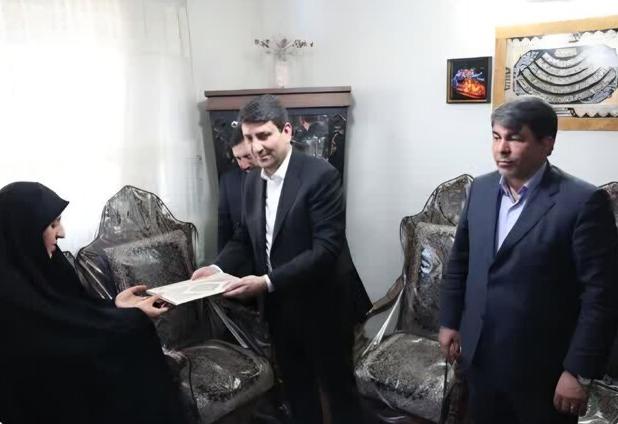 دیدار وزیر ارتباطات با خانواده یکی از شهدای کرمانیِ جنگ ۱۲ روزه