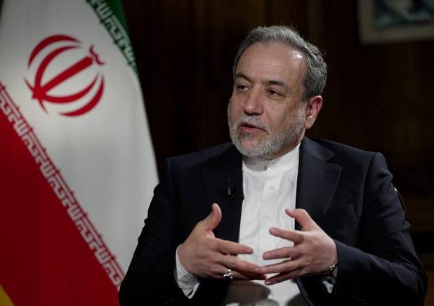 قاب توجه‌برانگیز عراقچی با همسر جوانش در یک مراسم زنانه