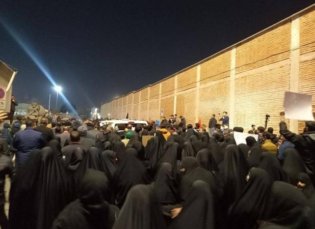 استقبال از پیکر دانشجوی شهید حادثه تروریستی کرمان در فرودگاه مهرآباد