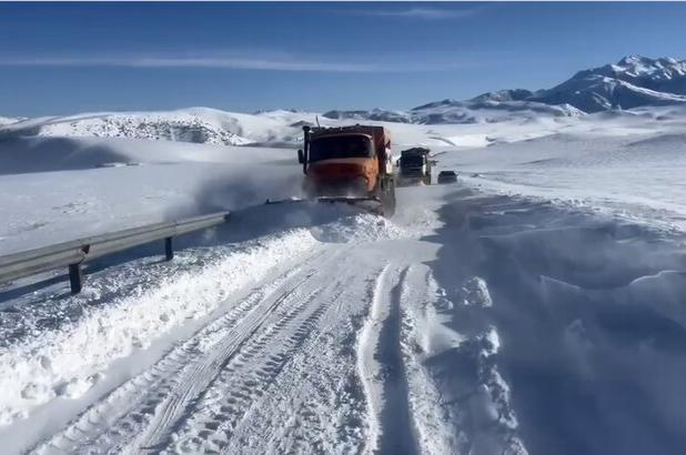 ۳۰۰ خودروی گرفتار در مسیر نقده - پیرانشهر رها سازیی و امداد رسانی شدند