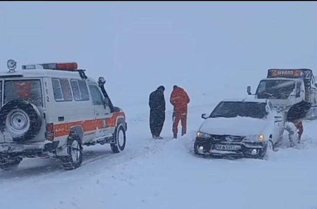 ۱۲۰ مسافر گرفتار در برف و کولاک در گردنه مائین بلاغ امدادرسانی شدند