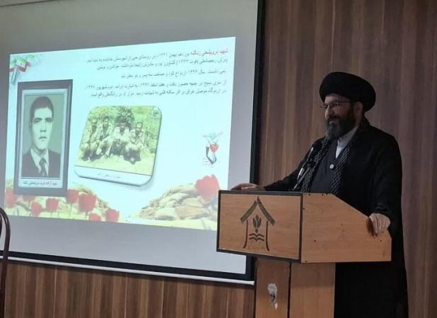 آزادگان نماد ایثار و استقامت هستند