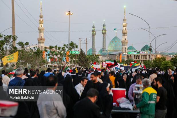 پیاده روی زائران در طریق‌المهدی(عج) به سمت مسجد جمکران