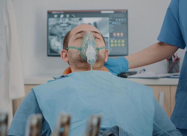 ایمپلنت با بیهوشی کامل؛ تجربه بدون درد برای کاشت چند دندان یا فک کامل