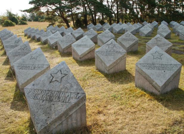 استونی قبرهای سربازان روسی را تخریب می‌کند