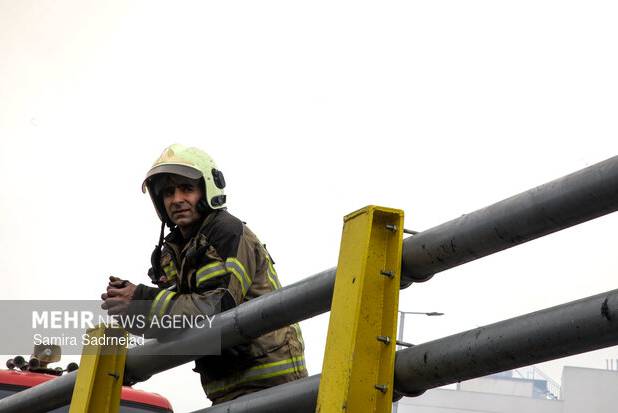 مهار آتش‌سوزی گسترده در کارگاه نجاری و رنگ‌کاری پردیس