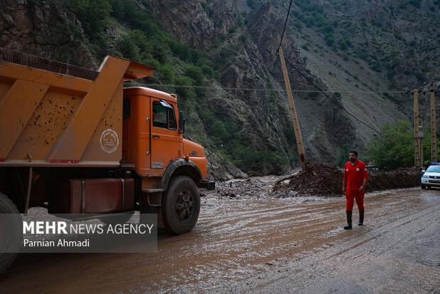 جاری شدن سیلاب در مسیر دهلران -اندیمشک