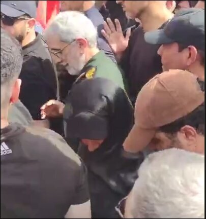 ظربف با کلاه ایران در مراسم بدرقه شهدای جنگ