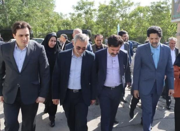 ادای احترام معاون رئیس‌جمهور به شهدای شهریار در سفر به روستاهای شهر