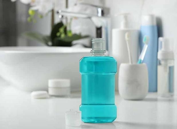 راهنمای جامع انتخاب دهان‌شویه با فواید ضد پلاک و ضد باکتری
