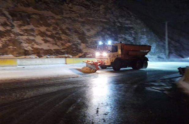 عملیات برف روبی محورطالقان-زیاران انجام شد؛ لزوم همراه داشتن زنجیر چرخ
