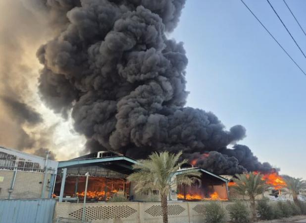 حریق گسترده چند کارخانه در شهرک صنعتی ۲ یزد + عکس