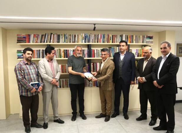 تجلیل از چهره هنرکردستان؛ استاد فردین صادق ایوبی تقدیر شد