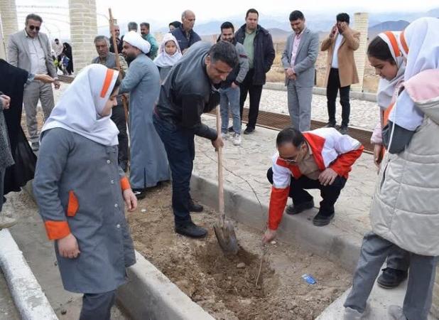 آئین روز درختکاری در بهاباد برگزار شد