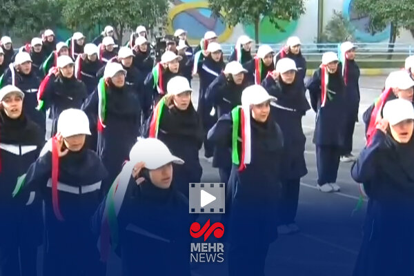 سلام نظامی دانش‌آموزان شیرازی هنگام پخش سرود جمهوری اسلامی ایران