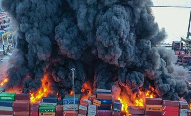 تداوم آتش‌سوزی بندر اسکندرون و جابجایی بازماندگان زمین لرزه