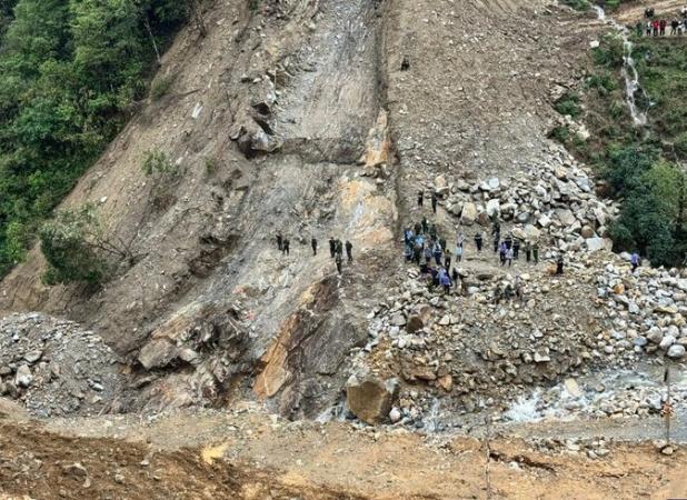 ۳ نفر در اثر رانش زمین در گذرگاه کوهستانی در شمال ویتنام مدفون شدند