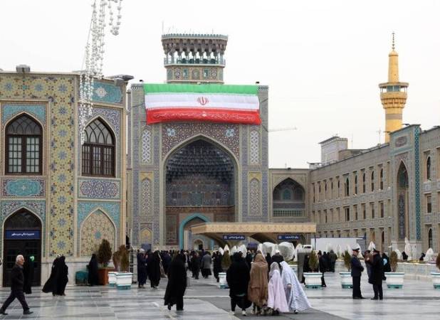 برافراشته شدن پرچم ایران اسلامی و تبلور هویت ملی در صحن و سرای رضوی