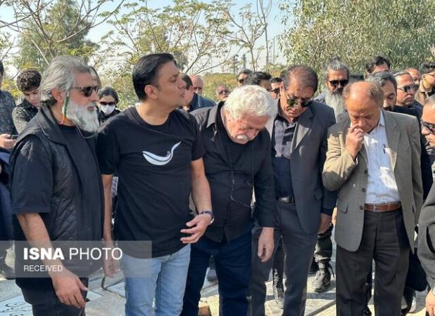 گریه‌های یواشکی همسر زویا امامی در مراسم خاکسپاری