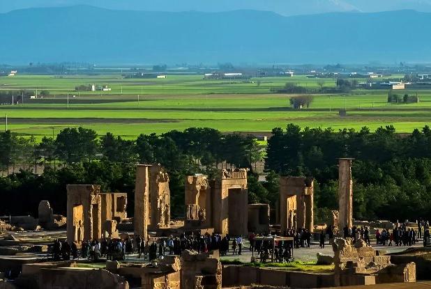 مدیر پایگاه: کشاورزی در حریم درجه یک تخت جمشید محدود و کنترل‌ شده است