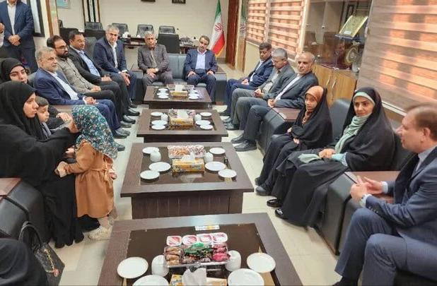 تجلیل وزیر راه و شهرسازی از خانواده‌های معظم شهدا در بوشهر