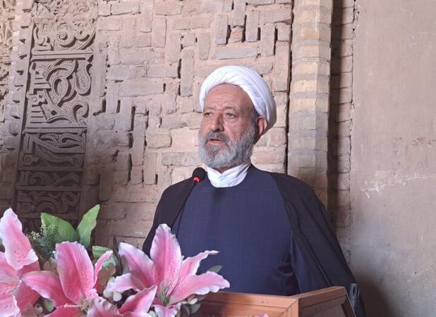 خطیب جمعه اردستان: شأن معلم باید گرامی داشته شود