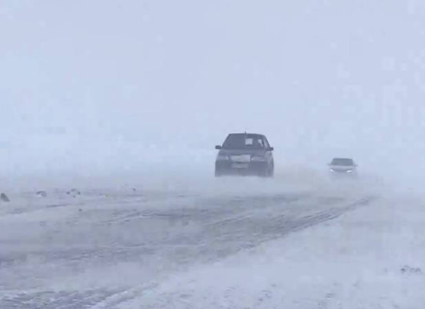 بارش سنگین برف در جاده‌های لرستان