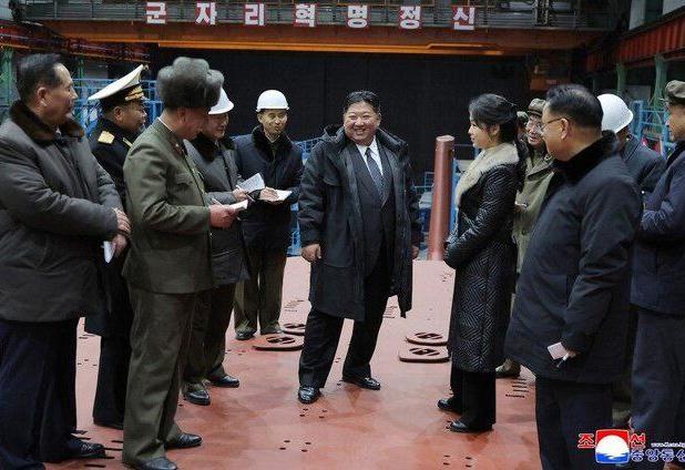 بازدید کیم از محل ساخت زیردریایی هسته‌ای کره شمالی