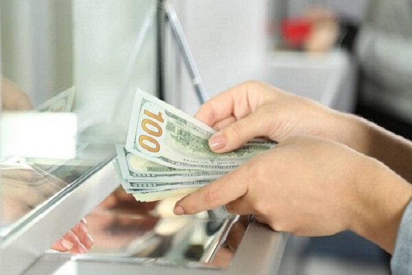 خریداران ارز و طلا ، بهای ترس را می‌پردازند