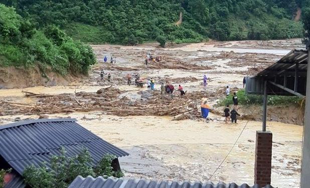 ریزش خاکریز رودخانه در مرکز ویتنام ۴ کشته بر جای گذاشت