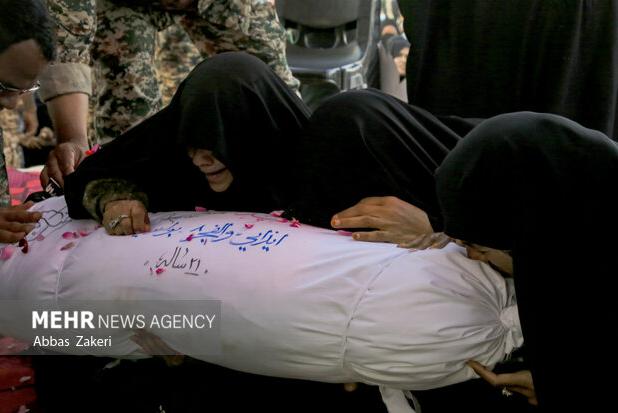 لحظه وداع مادر شهید عبدالله صالحی با شهید گمنام