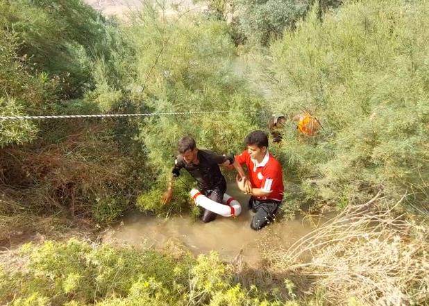 نجات جان ۲ دامدار گرفتار شده در رودخانه سیمره شهرستان دره شهر