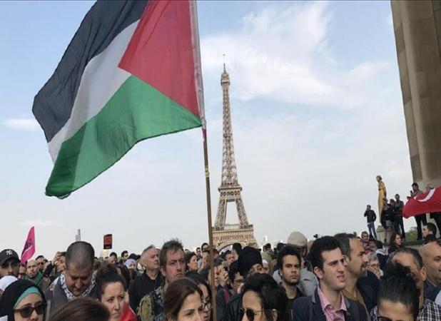 یک فواره در پاریس در حمایت از فلسطین به رنگ قرمز درآمد+فیلم