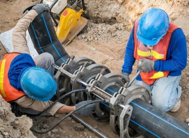 فولادی: عملیات شست‌وشوی مخازن و شبکه توزیع آب اسفراین انجام شد