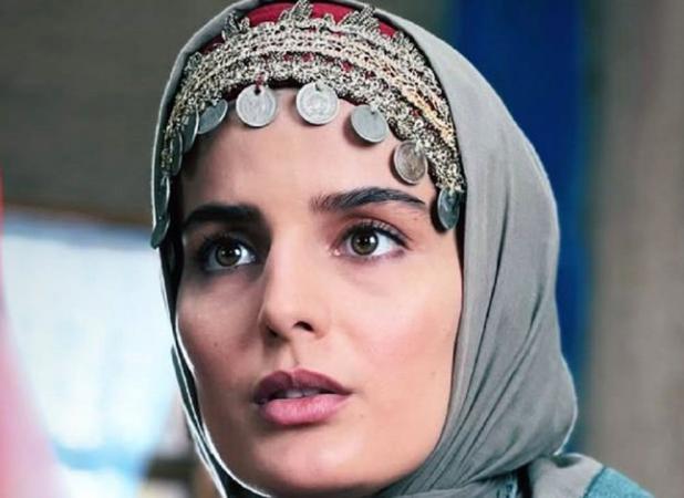 استایل جذاب بازیگر نقش سوجان در یک مراسم