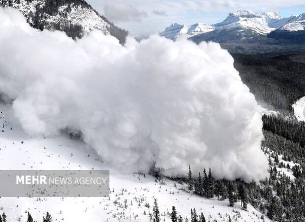 ریزش بهمن ۳۰۰ متری در محور لبد بازفت