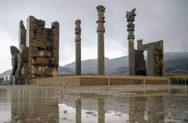 بارش باران در تخت جمشید