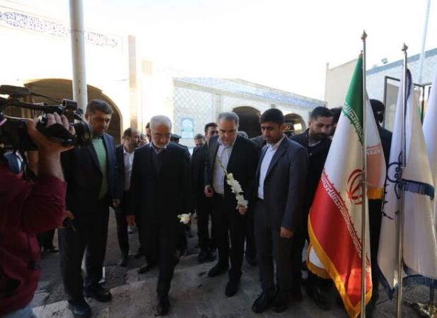 ادای احترام وزیر کشور به مقام شامخ شهدای زنجان