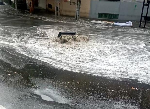 رگبار باران و رعدوبرق در آسمان دلگان